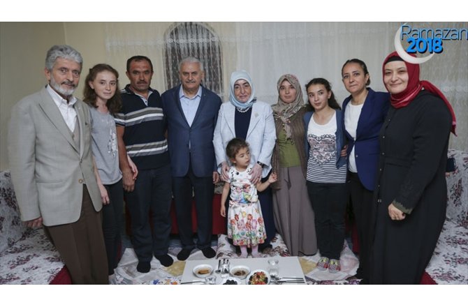 Başbakan Yıldırım vatandaşla iftar yaptı