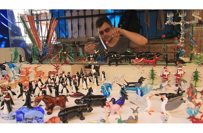 Atık şişeleri sanata dönüştürüyor