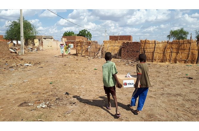 Suriyelilerin kurduğu derneklerden İdlib'e ramazan yardımı yapıldı