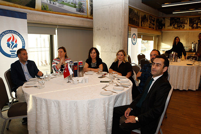 TÜRKİYE SEÇİMLERİ KİD İFTARINDA MASAYA YATIRILDI