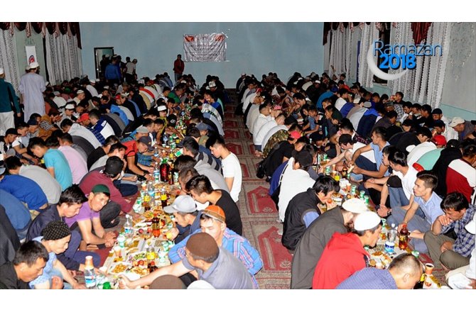 TİKA Kırgızistan'da bin kişilik iftar sofrası kurdu