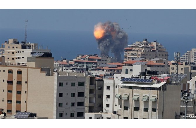 İsrail Gazze'de Hamas'a ait 10 hedefi vurdu
