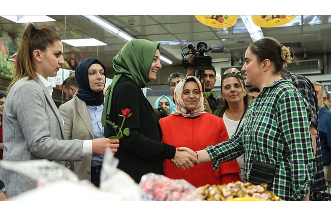 Bakan Kaya, Sultangazi'de esnafı ziyaret etti