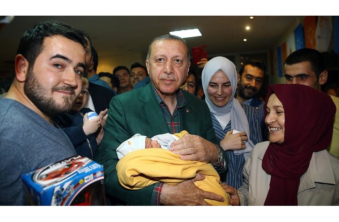 Cumhurbaşkanı Erdoğan'dan seçim bürosuna sürpriz ziyaret