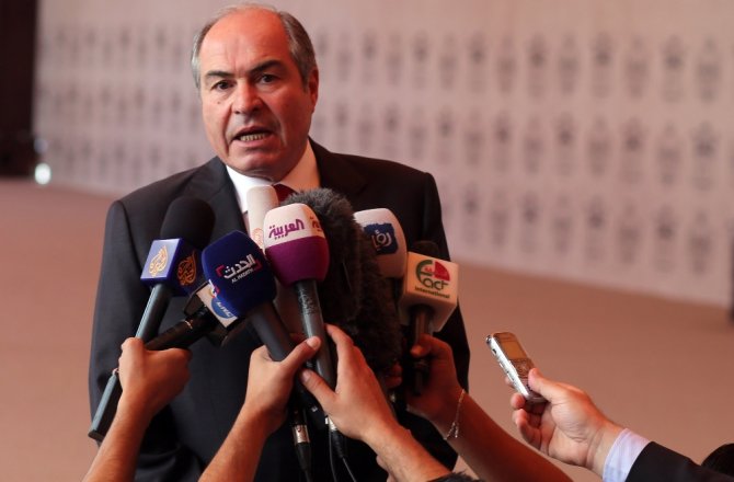 PROTESTOLAR İSTİFA GETİRDİ