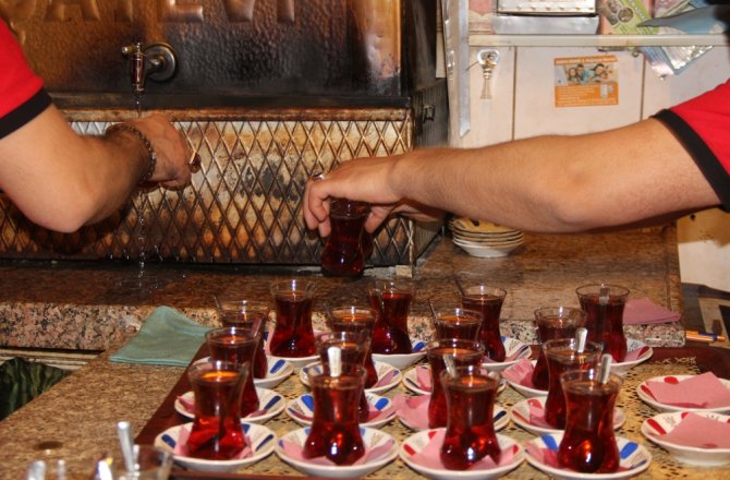 İFTAR İLE SAHUR ARASINDA KÖZDE ÇAY KEYFİ