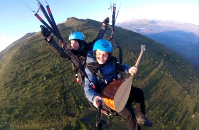 GÖKYÜZÜNDE BAĞLAMA ÇALARAK 3 PARÇA SESLENDİRDİ