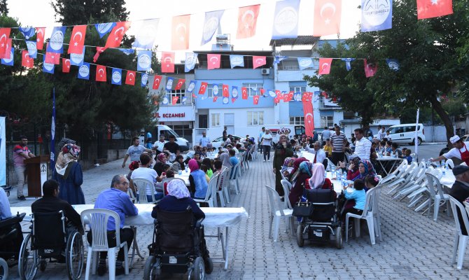 BAŞKAN OKAY İFTARDA ENGELLİLERLE BULUŞTU