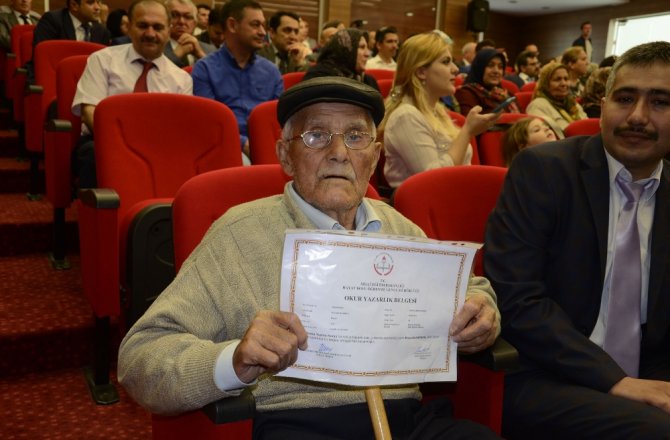 MUSTAFA AMCA 82 YAŞINDA OKUR-YAZAR OLDU