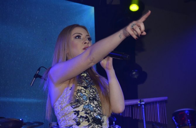 KONSERİNDE F.BAHÇE FORMASI DAĞITACAK