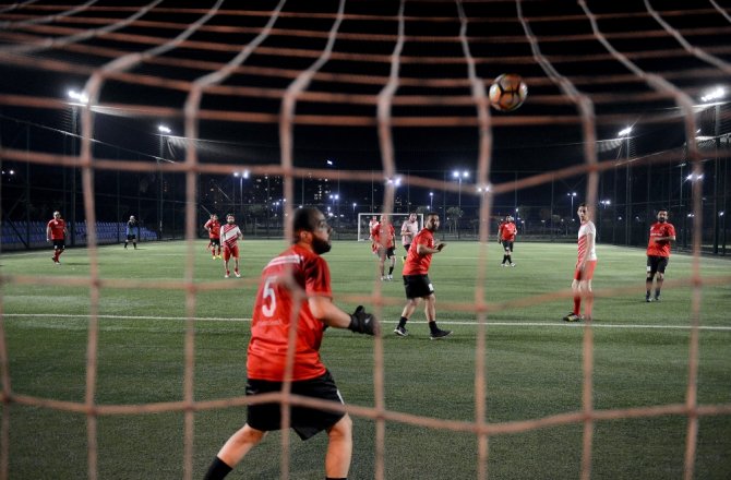 MİLLİ FUTBOLCULAR KIZILAY İÇİN SAHAYA ÇIKTI