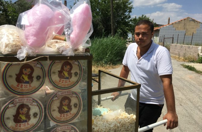 HEM OKULA GİDİYOR HEM DE PAMUK ŞEKER SATIP AİLESİNE BAKIYOR