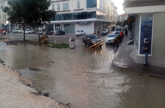 SU BORUSU PATLADI: MAHALLE GÖLE DÖNDÜ