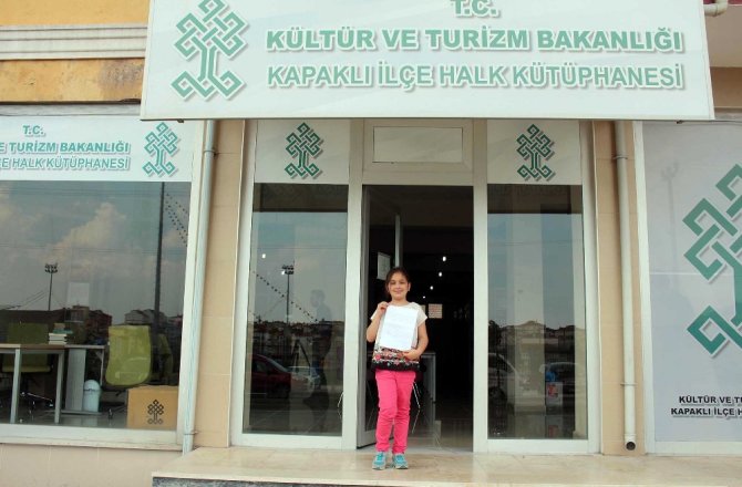 MİNİK ÖĞRENCİDEN ALKIŞLANACAK HAREKET