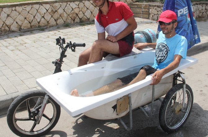 Adanalı gençler serinlemek için ’motoküvet’ yaptı