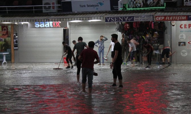 Denizli’de sağanak yağış su baskınlarına neden oldu