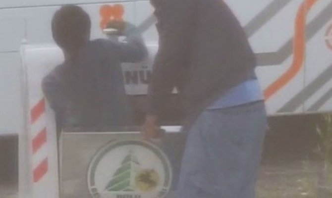 Katı atık toplamak için çöp konteynerine girdi