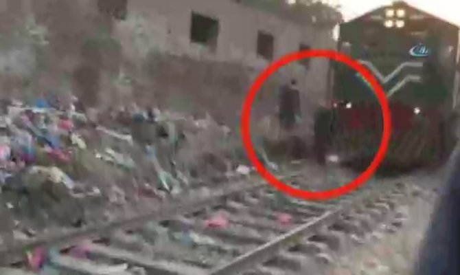 Tren yaşlı adama böyle çarptı