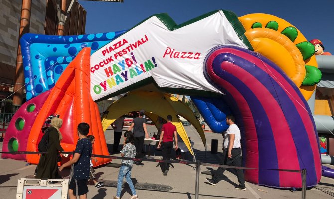 Dev şişme oyun alanında çocukluklarını yaşadılar