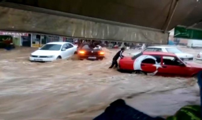 Sele kapılan otomobili elleriyle tutmaya çalıştı