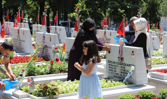 Arife günü şehitlikler doldu taştı