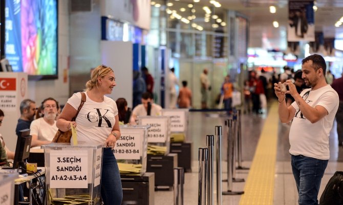 Atatürk Havalimanı’nda oy kullanma işlemi devam ediyor