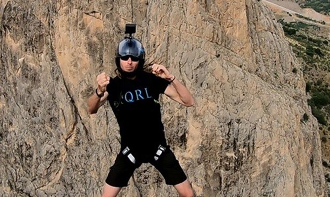 500 metreden düşerken taş, kağıt, makas oynadılar