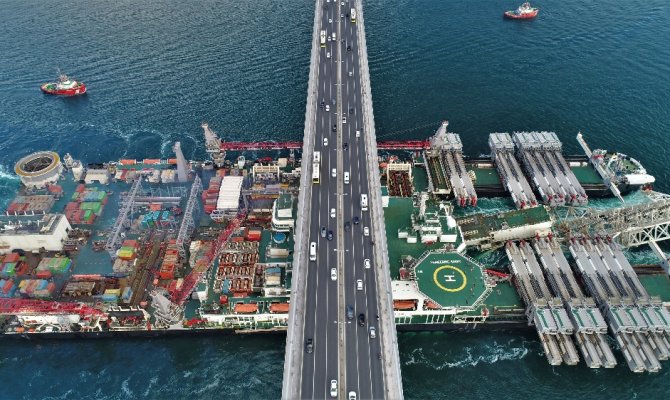Dünyanın en büyük inşaat gemisi Boğaz’dan geçti