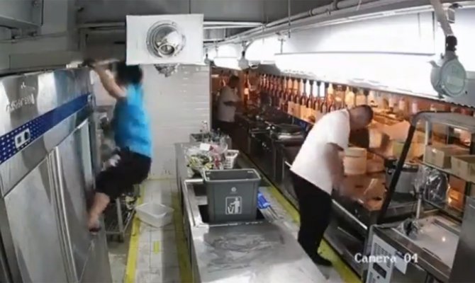 Bir anda elektrik akımına kapıldı