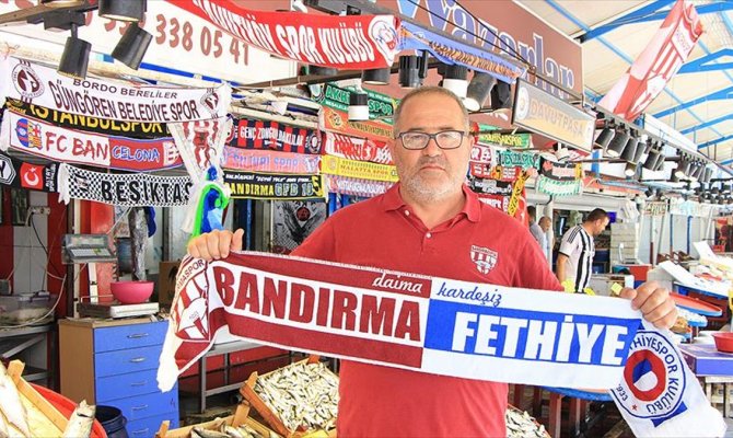 Bandırmalı balıkçının 'taraftar atkısı' koleksiyonu