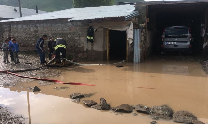 Dere taştı, köyler su altında kaldı