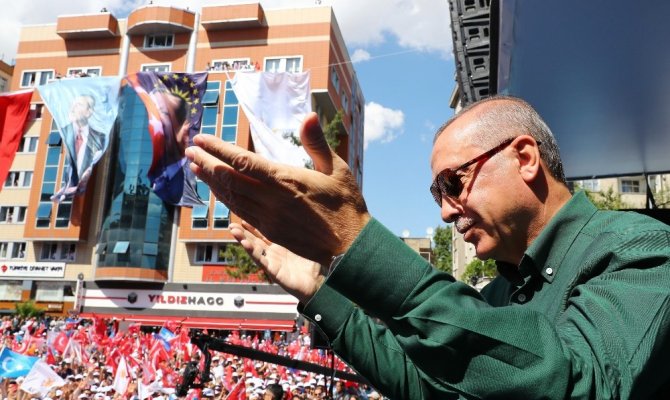 Erdoğan seçim şarkısını vatandaşlarla söyledi