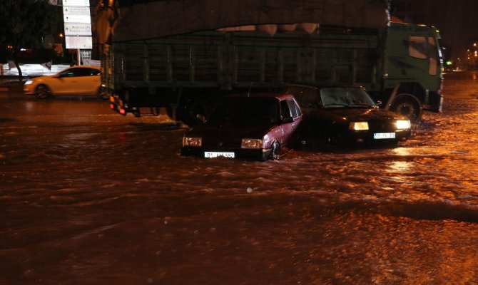 Adana sağanak yağışa teslim oldu