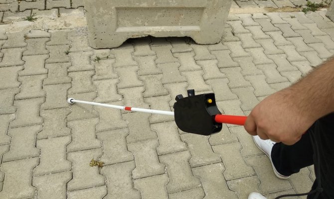 Görme engelliler için konuşan baston geliştirdi