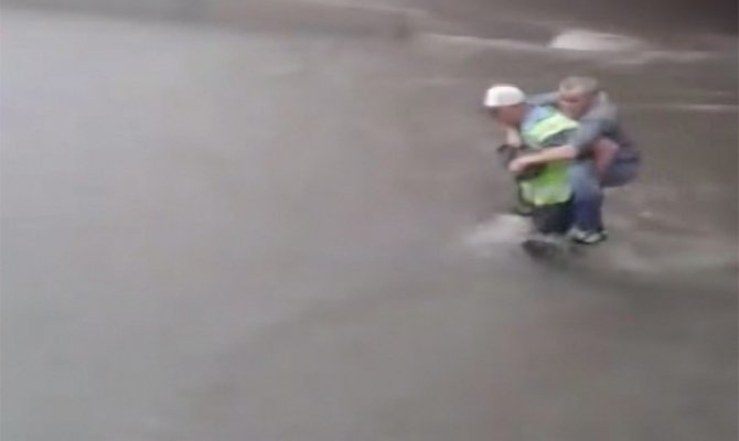 Polisi selde mahsur kalan vatandaşı sırtında taşıdı