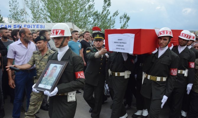 Şehit Er Bayracı son yolculuğuna uğurlandı