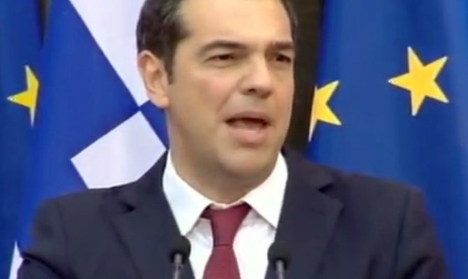 İddiayı kaybeden Çipras, kravat tabusunu yıktı