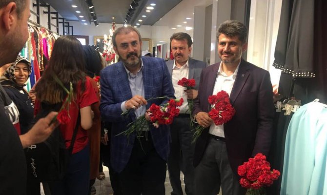 Mahir Ünal ve teşkilat karanfil dağıttı