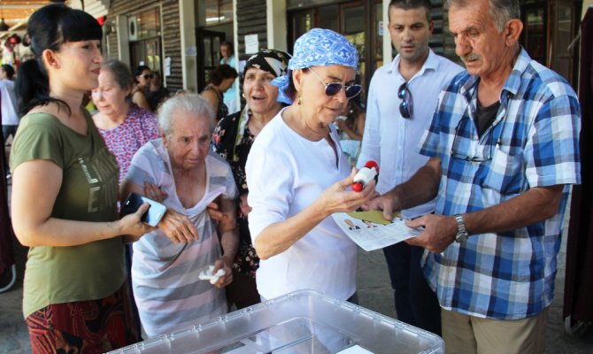 Fatma Girik annesi ile beraber oy kullandı