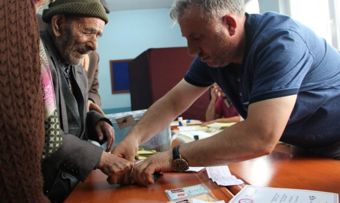 109 yaşındaki Ahmet dede oyunu kullandı