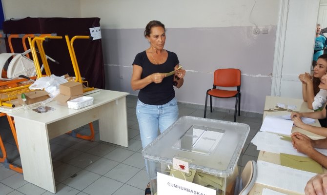 Hülya Avşar kızıyla sandık başında