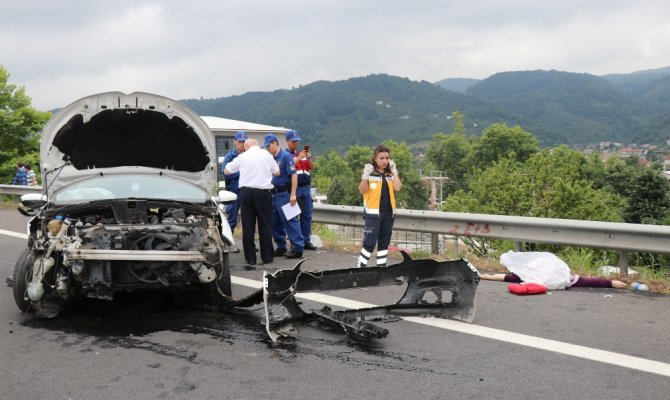 Otomobil ters şeride uçtu: 1 ölü, 7 yaralı