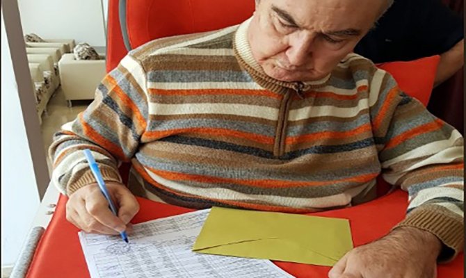 Deniz Baykal seyyar sandıkta oy kullandı