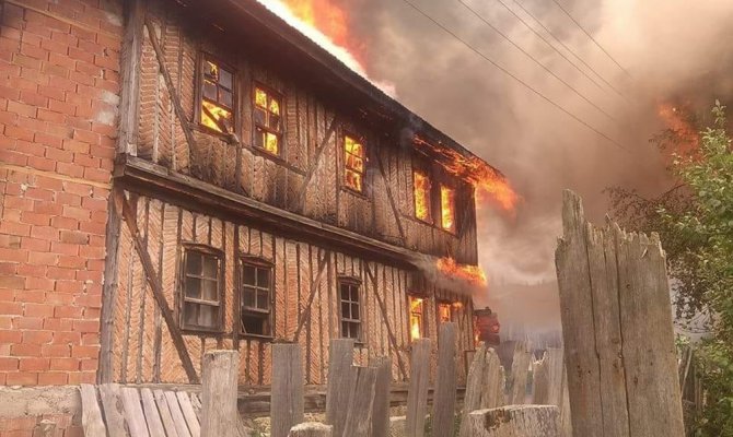 3 ev, 3 ahır ve 2 ambar kül oldu