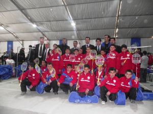 Badminton Federasyonundan Vanlı 200 Çocuğa Malzeme Yardımı