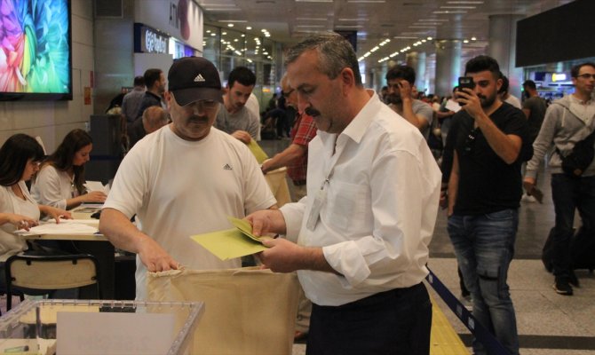 Yurt dışından gelen seçmenler havalimanında oy kullandı