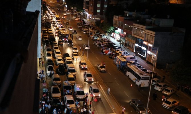 AK Parti'nin başarısını vatandaşlar, cadde ve sokaklarda kutladı