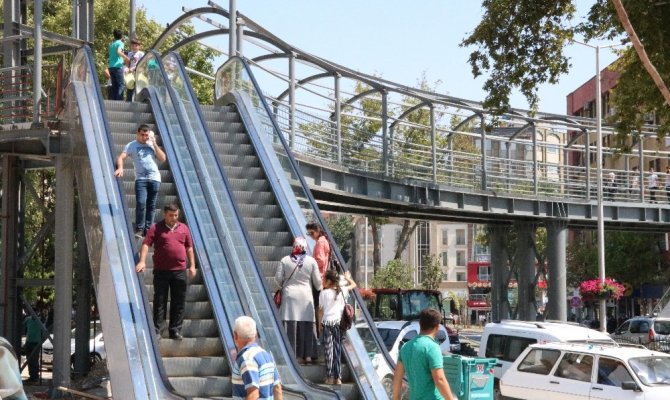 İki ilçeyi birleştiren üst geçit hizmete girdi