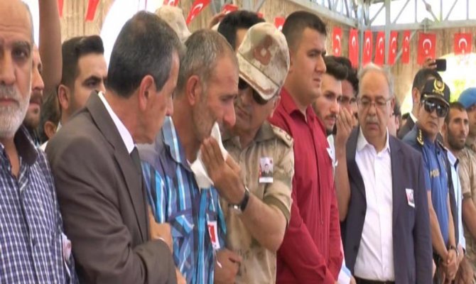 Komutan, şehidin babasının gözyaşını sildi