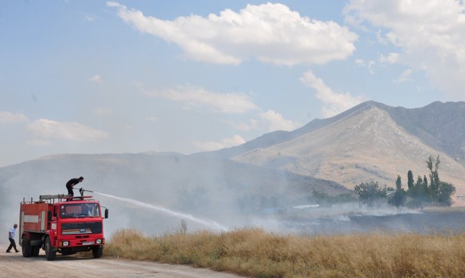 25 dönümlük arpa tarlası alev alev yandı